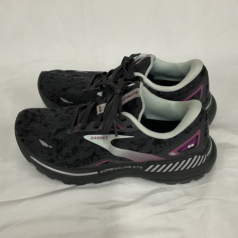 EUC Woman’s Brooks sneakers